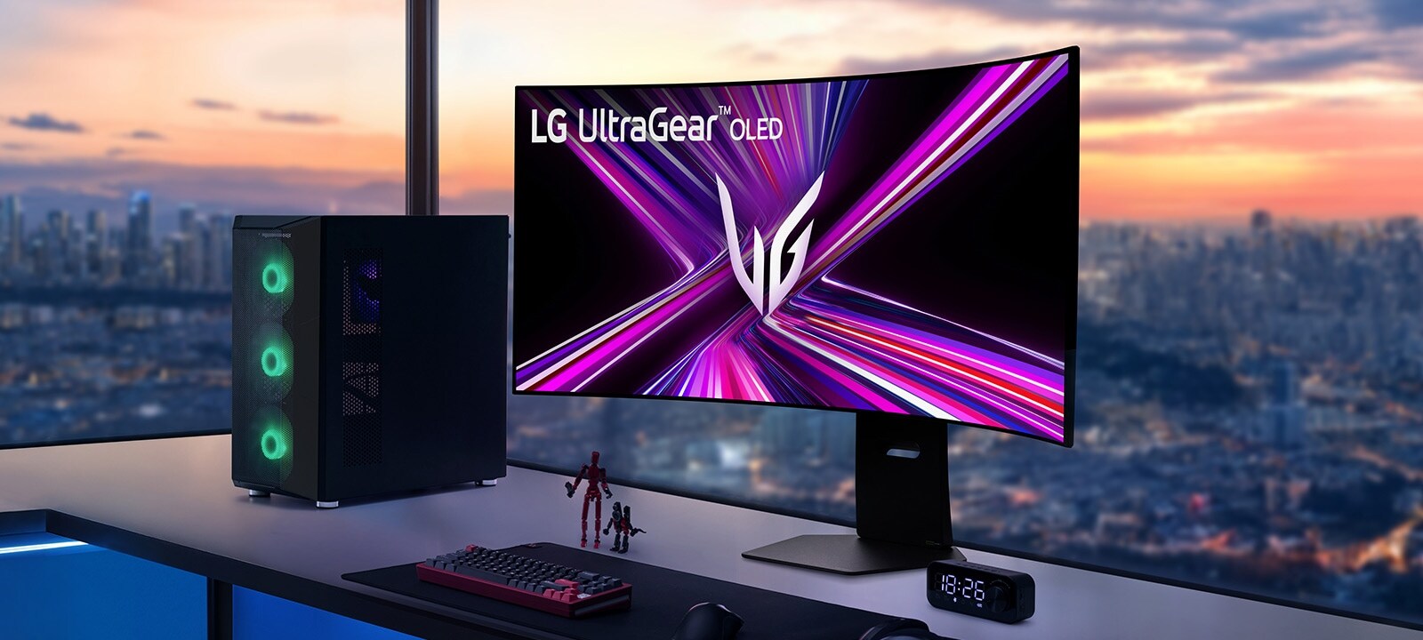 Монитор LG UltraGear OLED на бюро за игри с компютърна конфигурация, с изглед към градски пейзаж по залез слънце.	
