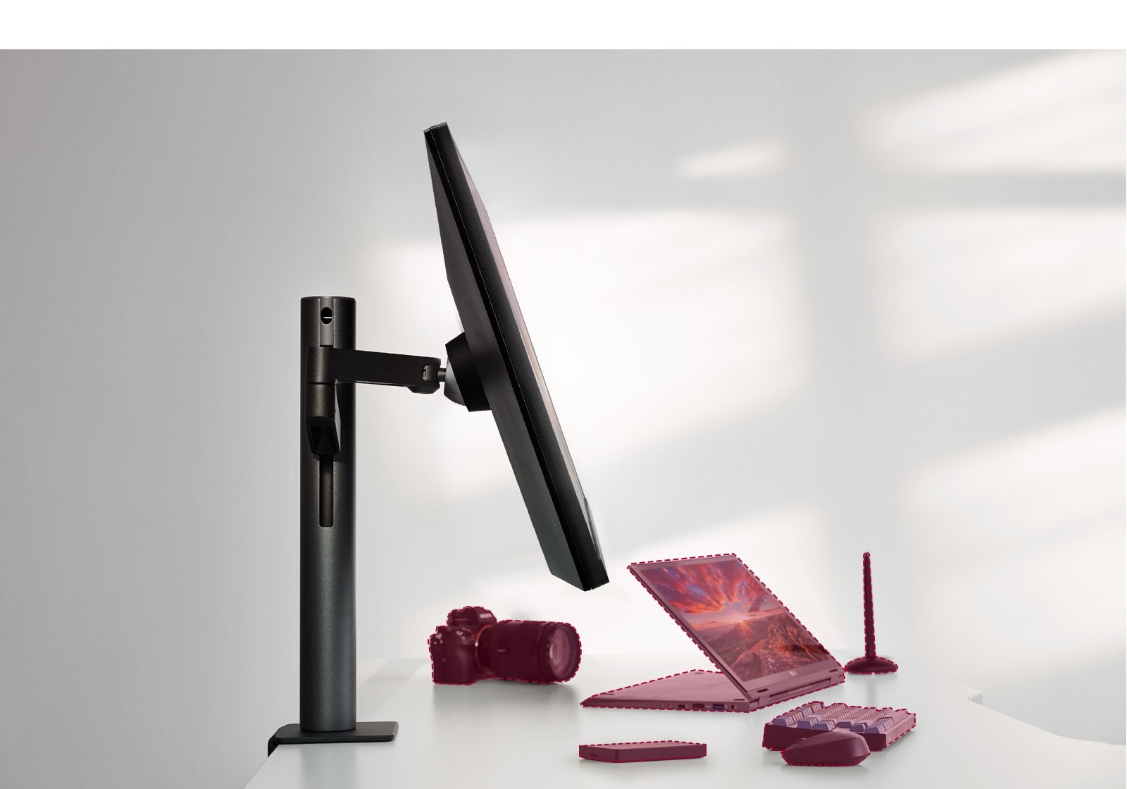 Бюро, на което има достатъчно място да поставите нужните за работата ви неща дори след като сте поставили върху него монитора