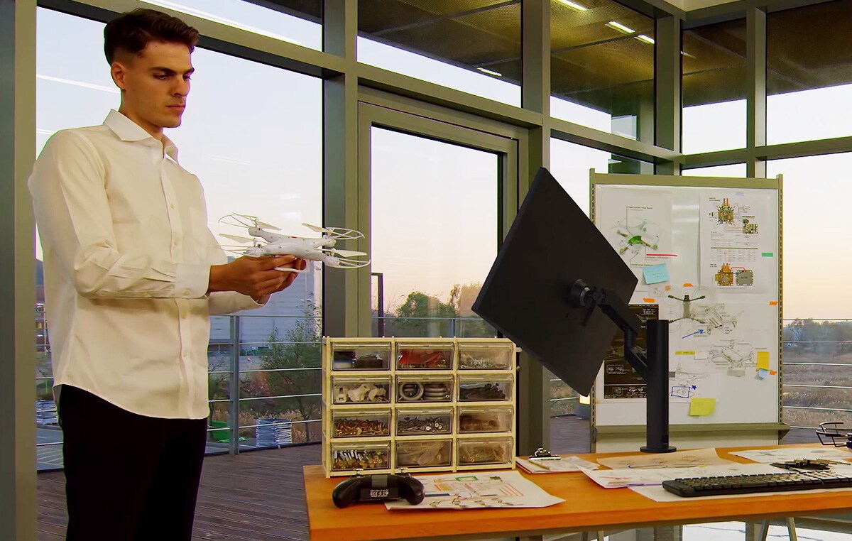 Сцена на офис служител с Ergo