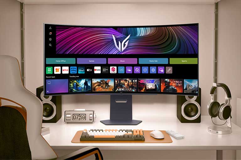 Видеото показва монитор на бюро, като се редуват изображения на webOS и визуализации на геймплей.