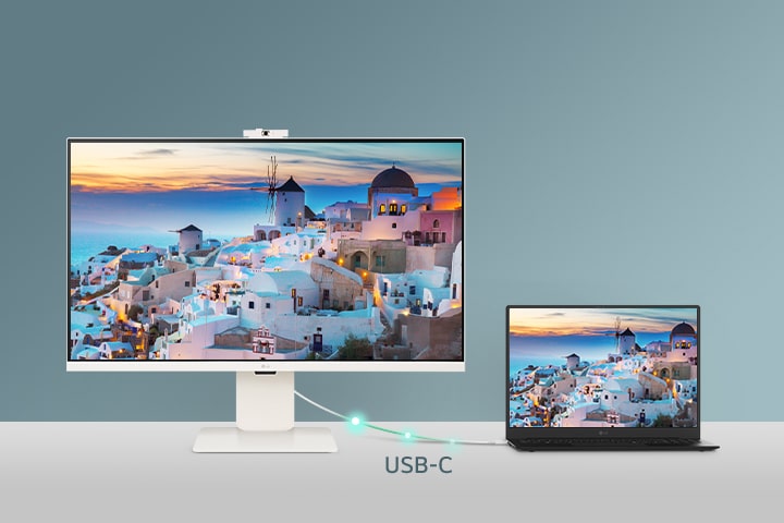 Снимка на интелигентен монитор, свързан към лаптоп чрез USB-C, която демонстрира зареждане и прехвърляне на данни.	