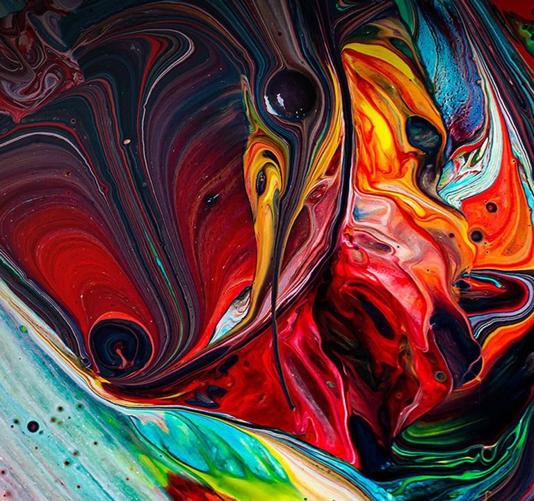 Показва астронавт и цветно абстрактно изображение с ярки 4K UHD цветове.	