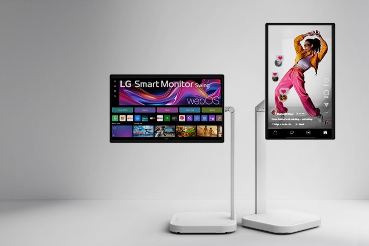 Изглед отпред на два дисплея LG Smart Monitor Swing с webOS, единият в пейзажна ориентация, показващ началния екран, а другият в портретна ориентация, показващ вертикално видео с интерфейс за социални медии.
