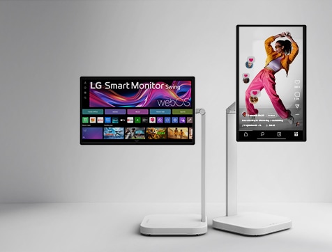 Изглед отпред на два дисплея LG Smart Monitor Swing с webOS, единият в пейзажна ориентация, показващ началния екран, а другият в портретна ориентация, показващ вертикално видео с интерфейс за социални медии.