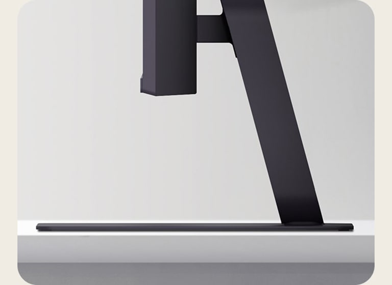 Страничен изглед на стойката за монитор LG UltraGear върху бюро.	