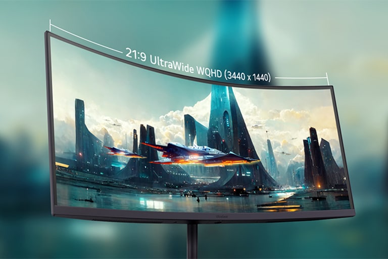 21:9 UltraWide WQHD извит монитор (3440x1440), показващ градски силует с космически кораб, летящ над осветени кули.