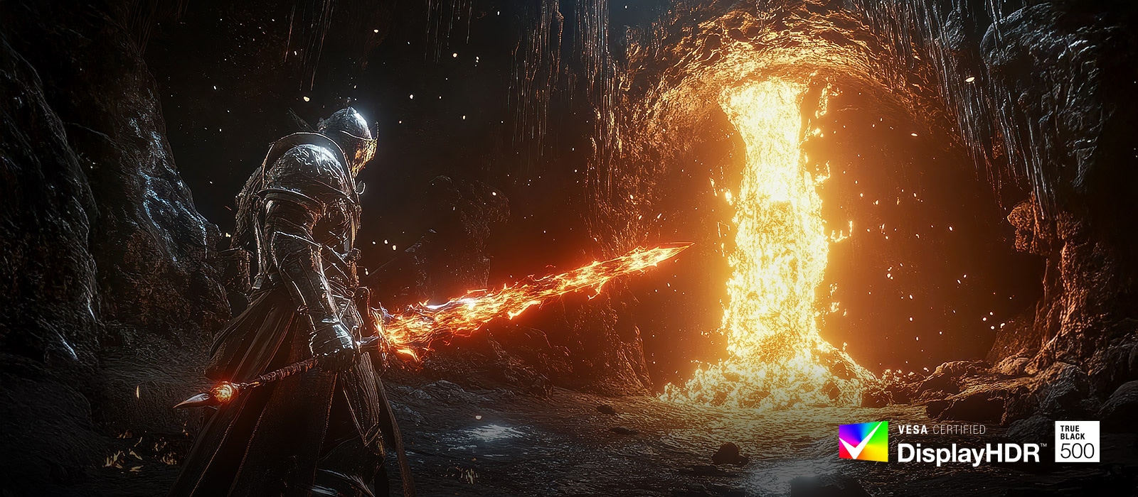 Тежко брониран воин стои в тъмна, скалиста пещера, размахвайки светещ, огнен меч. Пред воина, огромен порой от разтопена лава се излива от тавана на пещерата, хвърляйки ярка, интензивна оранжева светлина върху сцената. Контрастът между тъмнината на пещерата и пламтящия огън подчертава драматичния и кинематографичен визуален стил на играта.