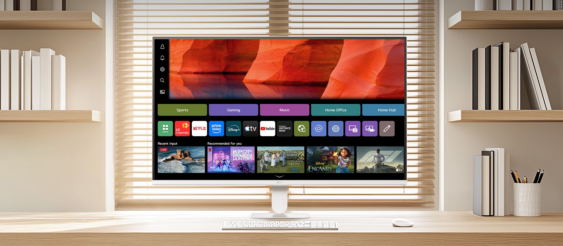 LG Smart Monitor на чисто дървено бюро в светъл домашен офис, показващ началния екран на webOS.