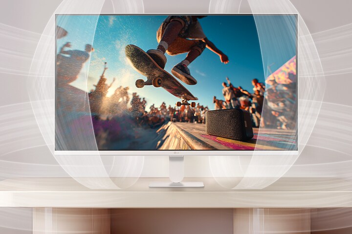 LG Smart Monitor демонстрира AI Sound Pro с концертна сцена на екрана, подчертавайки завладяваща аудио оптимизация.