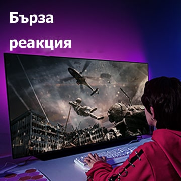 Момиче играе компютърна игра на телевизор с голям екран, показващ войник, спускащ се от хеликоптер.