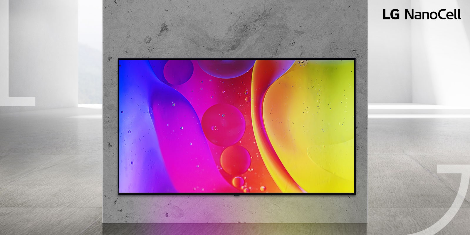 Телевизор в празна стая показва ярки, хипнотично движещи се цветове на екрана.