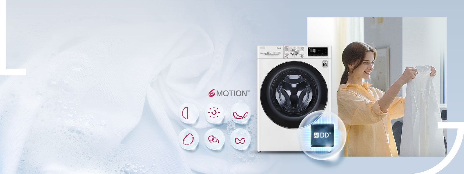 Изображение показва усмихната жена, която държи чиста бяла риза. Зад нея е изглед отпред на пералня LG. Пред пералнята има балон, който съдържа логото AI DD. Фоновото изображение е бяло пране в разпенена вода. Отгоре е логото SMotion, а отдолу са 6 движения, представени с линии и стрелки.