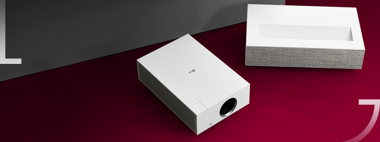 LG CineBeam HU810P е монтиран до тавана. Ярката и пъстра картина от проектора.