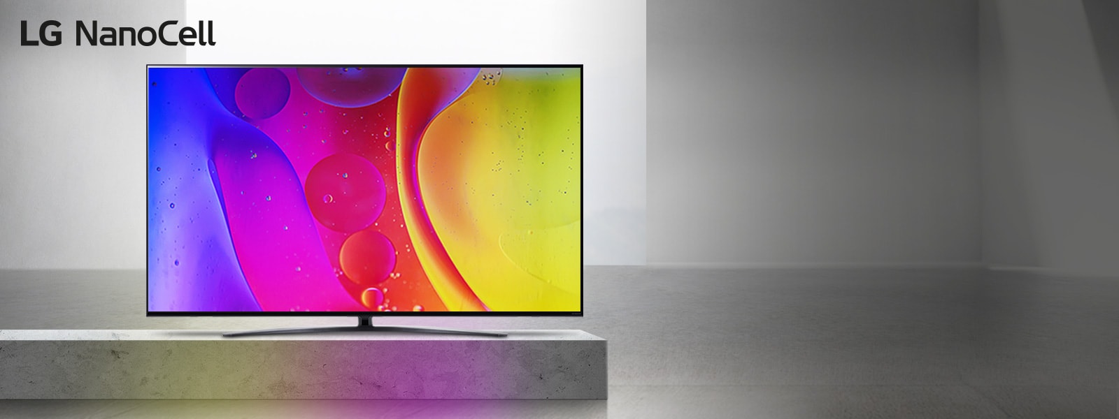 Телевизор в празна стая показва ярки, хипнотично движещи се цветове на екрана.
