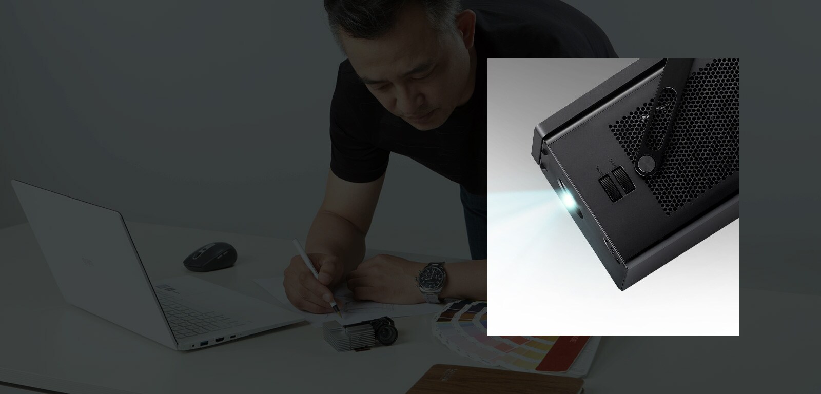 Дизайнерът Enbong Lee с продукта Cinebeam