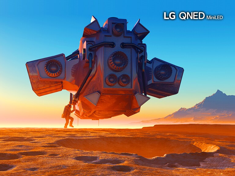 Изображение на космически кораб, летящ над кратер на пустинна планета. Превъртането отляво надясно показва разликата в цвета, когато изображението се гледа на конвенционален LCD дисплей в сравнение с LG QNED MiniLED.