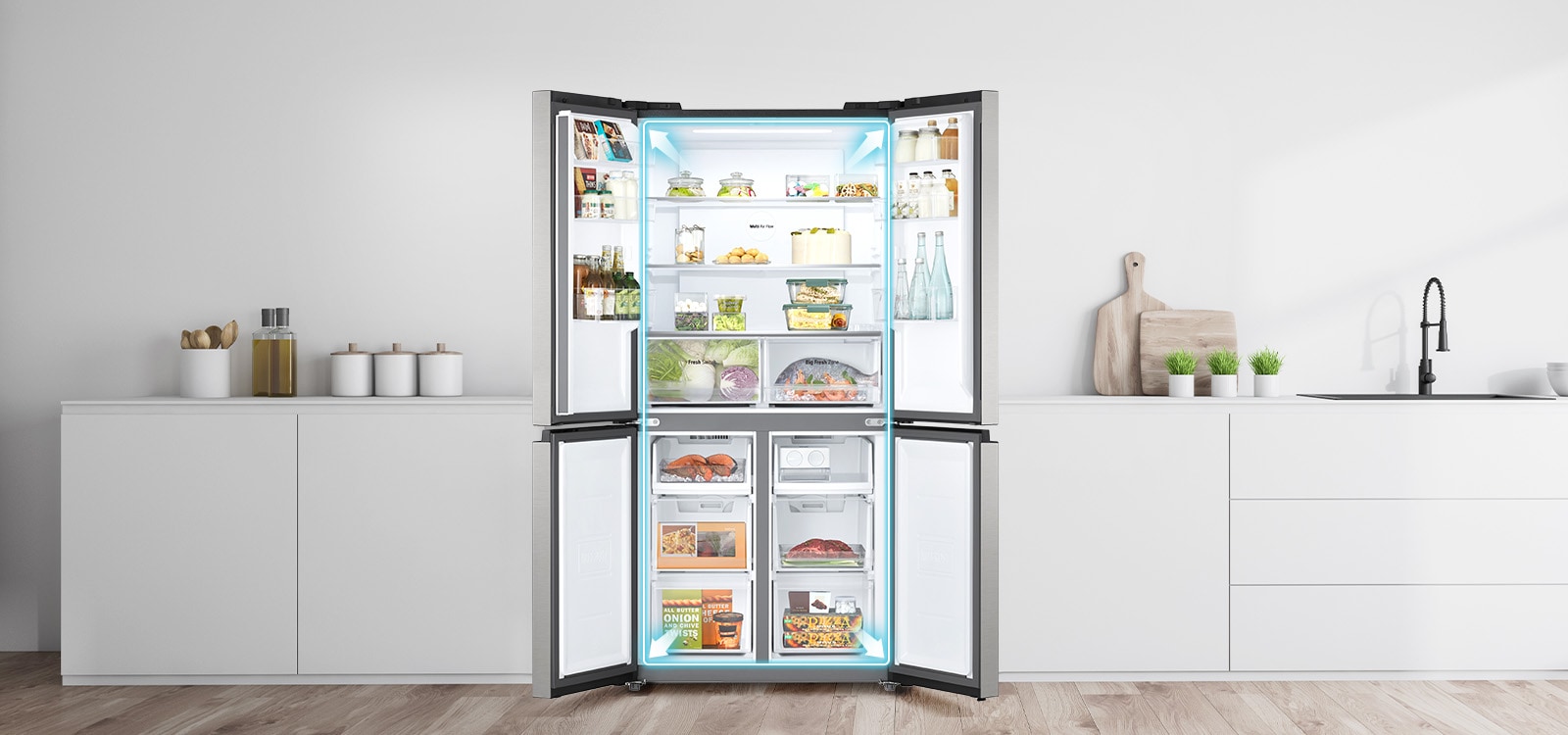 LG Multi-Door хладилник с широко отворени врати, с просторен интериор и организирано съхранение на храна.