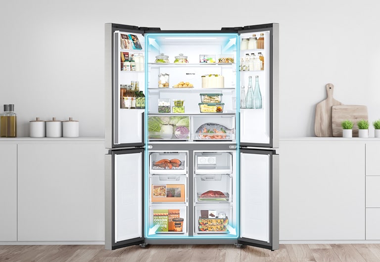 LG Multi-Door хладилник с широко отворени врати, с просторен интериор и организирано съхранение на храна.