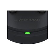 LG TONE Free FP5, Предната част на кутийката е в близък план и осветлението за зареждане е включено., TONE-FP5, thumbnail 10