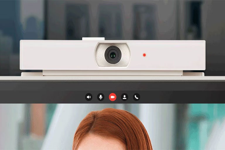 Капакът незабавно покрива обектива на камерата с едно докосване.