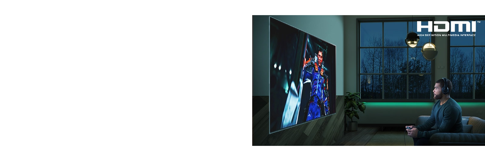 Мъж, който седи на диван и държи джойстик, докато играе на RPG игра на телевизионен екран