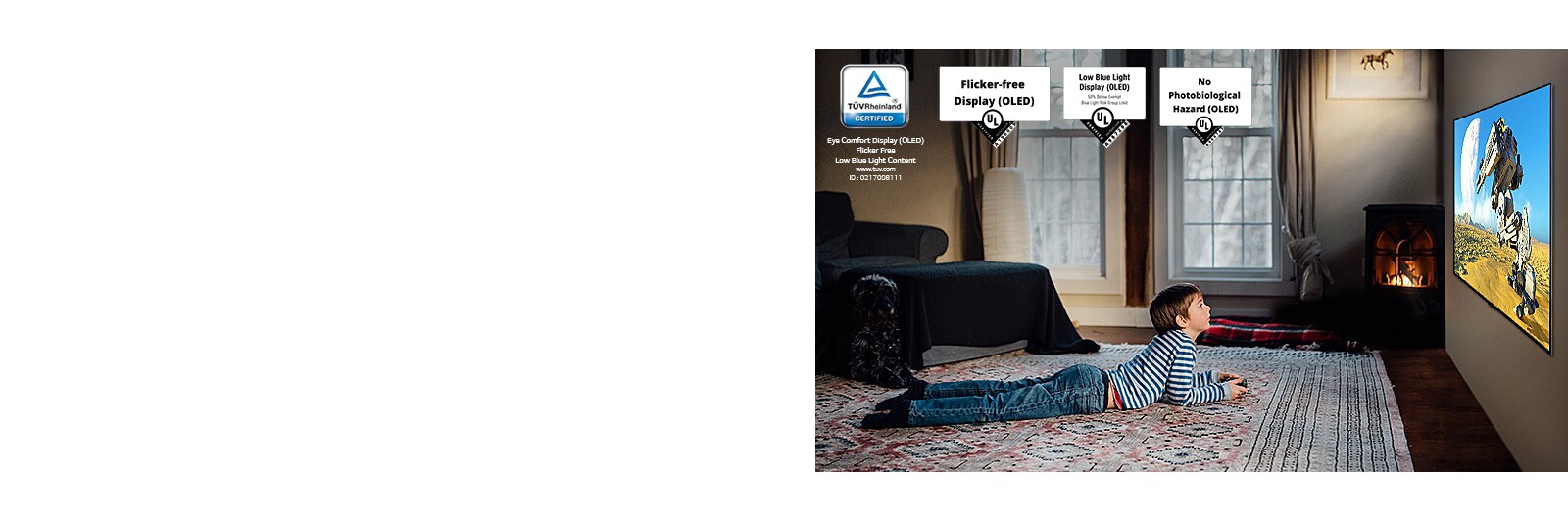 Дете, което лежи на пода, държи джойстик и играе игра на екрана на телевизор