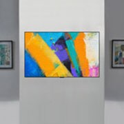 LG GX 77-инчов 4K смарт OLED телевизор, Страничен изглед отблизо на монтиран на стената телевизор за галерия Design, показващ произведения на изкуството, OLED77GX3LA, thumbnail 11