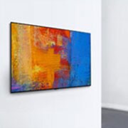 LG GX 77-инчов 4K смарт OLED телевизор, Изглед отпред на LG Gallery Design TV, който естетически изскача от стената, като произведение на изкуството, OLED77GX3LA, thumbnail 12