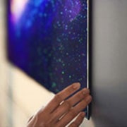 LG GX 77-инчов 4K смарт OLED телевизор, Страничен изглед на LG Gallery Design TV, който естетически изскача от стената, изобразявайки изображение на плажа, OLED77GX3LA, thumbnail 13