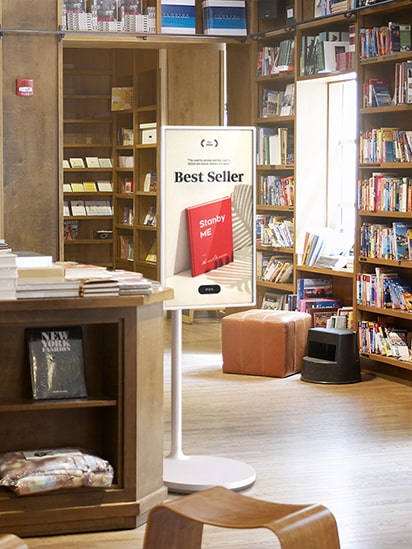 StanbyME е поставен в средата на ателие за мебели, а на телевизионния екран се показва изображение на обложката на музикален албум Jazz.