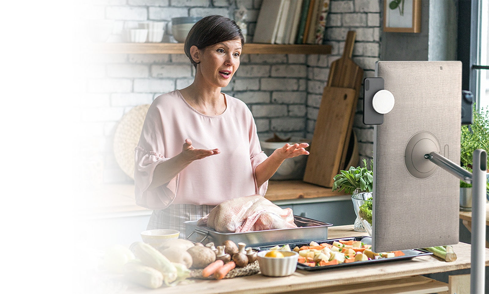 Телевизорът е поставен пред вана в банята, а на екрана се вижда танцуваща жена под дъжда. Друго изображение показва гърба на телевизор, поставен в дневната, и близък план на иконата NFC на гърба на телевизора. Има отделно лого на NFC.