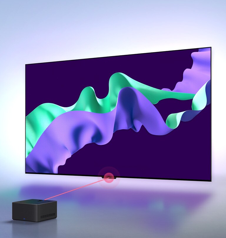 Az LG SIGNATURE OLED M4 lila és menta színű absztrakt műalkotásokat jelenít meg a képernyőn, majd a TV hátrafelé mozog, és 45 fokos szögben elfordul, így egy Zero Connect Box válik láthatóvá a TV előtt, egy sötét helyen lévő állványon. Egy piros Wi-Fi jel jelenik meg, és egy piros sugárnyaláb indul ki a tévé felé. 