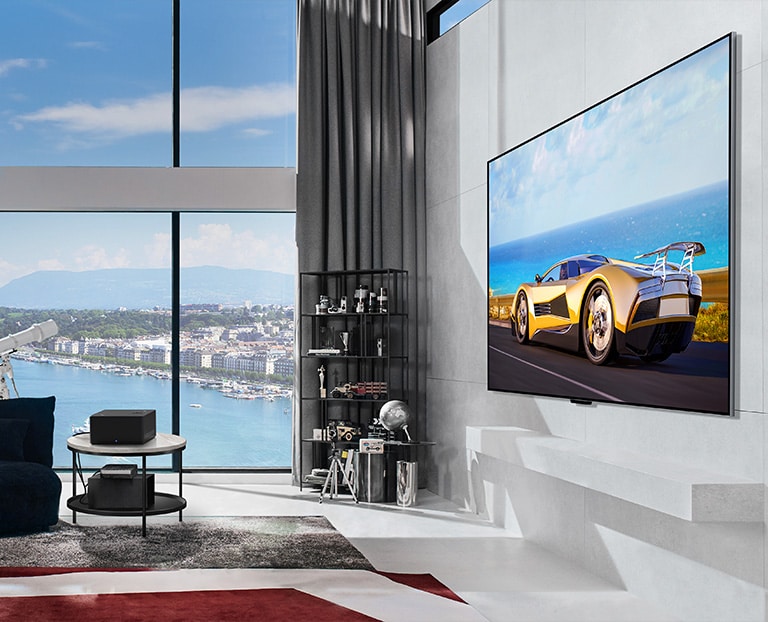 LG OLED evo M4 от ъглова перспектива, разположен срещу стената на светъл, съвременен апартамент.