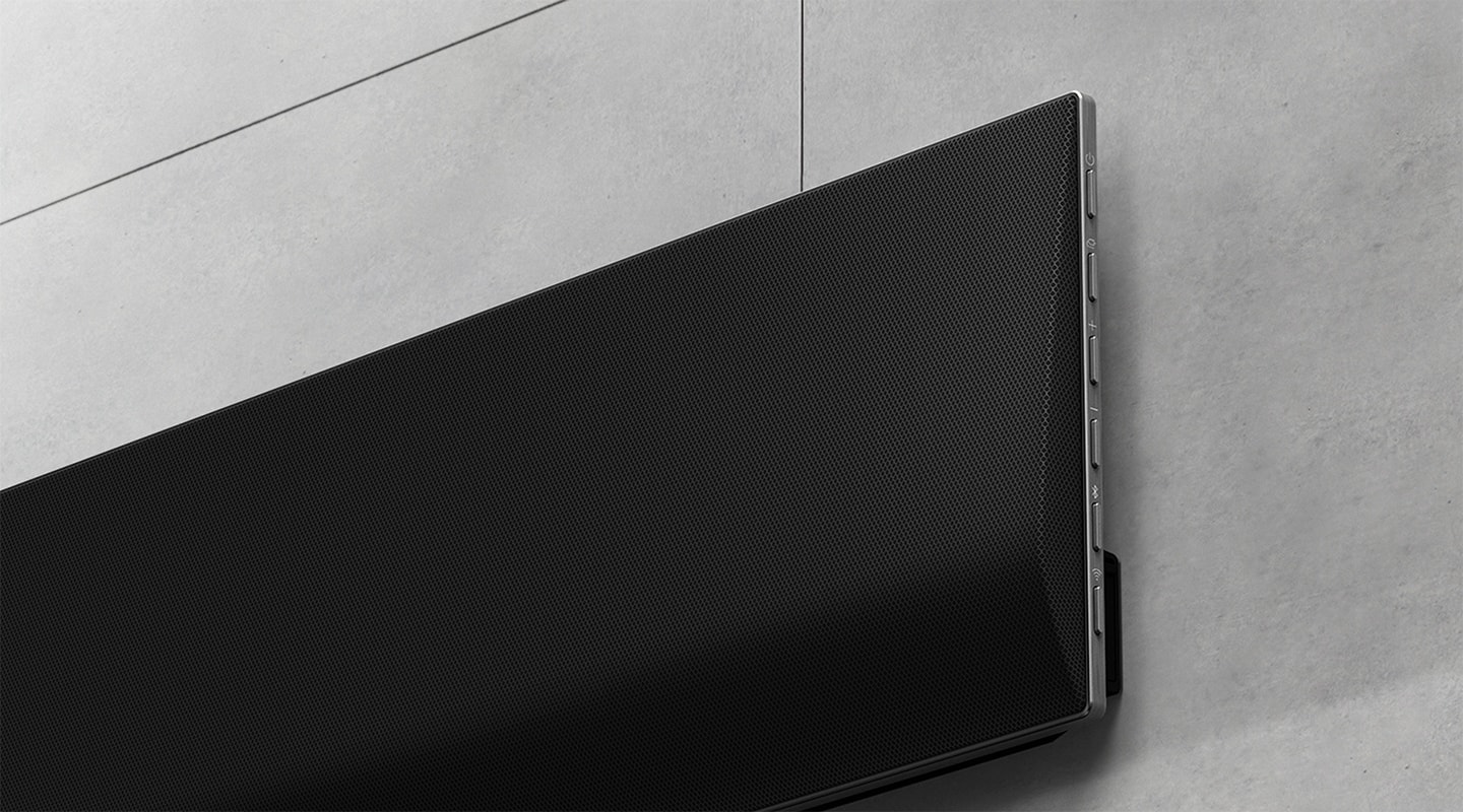 Изображение в близък план на LG Soundbar на стената.