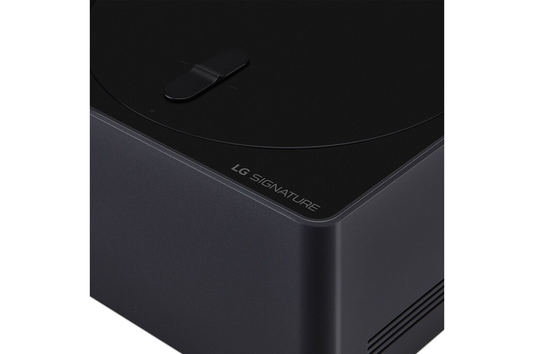 LG Първият в света True Wireless 83-инчов телевизор LG OLED evo AI M4 с 4K 144Hz видео и аудио трансфер , LG OLED evo M4, монтиран на стената в хола, и лаптоп на масата отпред, на който се показва същата игра с автомобилни състезания. Близък план на Zero Connect Box върху по-малка маса със свързана отдолу, OLED83M49LA, thumbnail 13