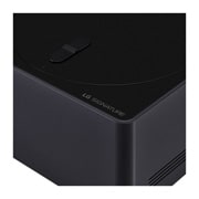 LG Първият в света True Wireless 83-инчов телевизор LG OLED evo AI M4 с 4K 144Hz видео и аудио трансфер , LG OLED evo M4, монтиран на стената в хола, и лаптоп на масата отпред, на който се показва същата игра с автомобилни състезания. Близък план на Zero Connect Box върху по-малка маса със свързана отдолу, OLED83M49LA, thumbnail 13