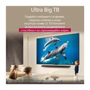 LG 86 инчов LG QNED AI QNED80 4K Smart TV 2025, Семейство седи на диван с лице към LG QNED TV, монтиран на стената над LG Soundbar, а малко момиченце сочи към екран, на който се показват два делфина. Заглавието разказва за това как всяко действие е, 86QNED80A3A, thumbnail 8