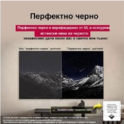 LG 48 инча LG OLED evo AI G5 4K Smart TV 2025, Dnevna soba sa LG OLED TV-om na zidu. Na TV-u je planinski venac naspram tamnog večernjeg neba ispunjenog zvezdama. Ova scena je podeljena napola. Na jednoj strani je prikazana siva verzija pejzaža be, OLED48G53LS, thumbnail 6