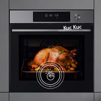 Над фурната се вижда икона за почукване, а вътрешността на продукта е осветена.