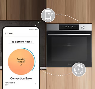 Изображение, показващо връзката между фурна и инсталирано приложение LG ThinQ™, с икони за изображения, таймер и известия.