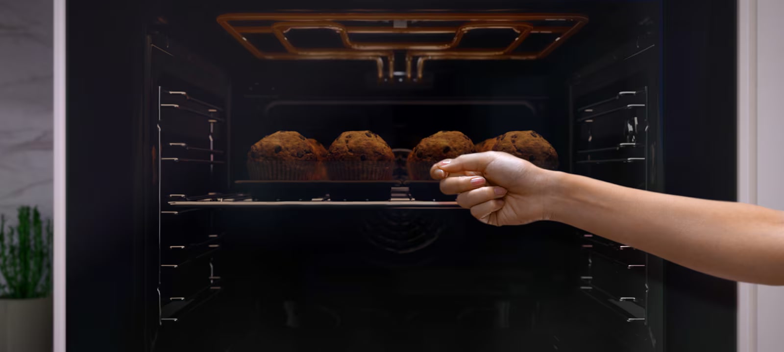 Видео, което показва как с технологията InstaView™ вътрешността на фурната се осветява след почукване по вратата.