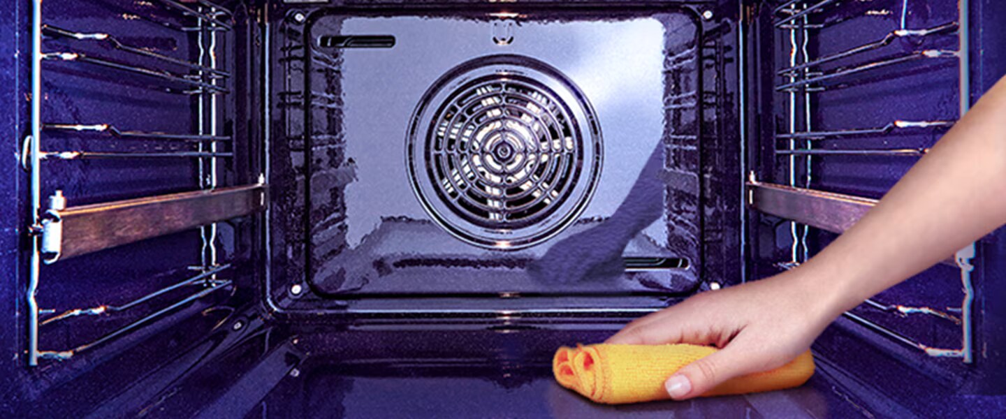 Изображение на докосване на бутона Easy Clean с пръст.