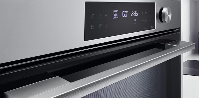 Близък план на фурна за вграждане LG от черна неръждаема стомана.