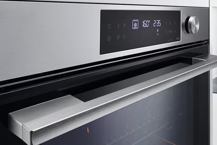 Близък план на фурна за вграждане LG от черна неръждаема стомана.