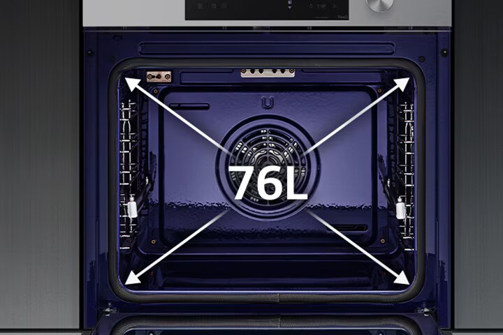 Изображение, показващо широкото вътрешно пространство на фурната.