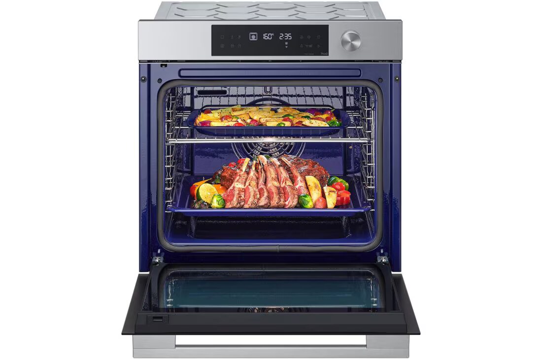 LG InstaView™ фурна за вграждане, EasyClean™ и ThinQ™ технология, 76L капацитет, LG фурна за вграждане, изгледна отгоре и отпред, с отворена врата, пълна със зеленчуци и месо, с капацитет 76 литра., WSED7612S, thumbnail 3