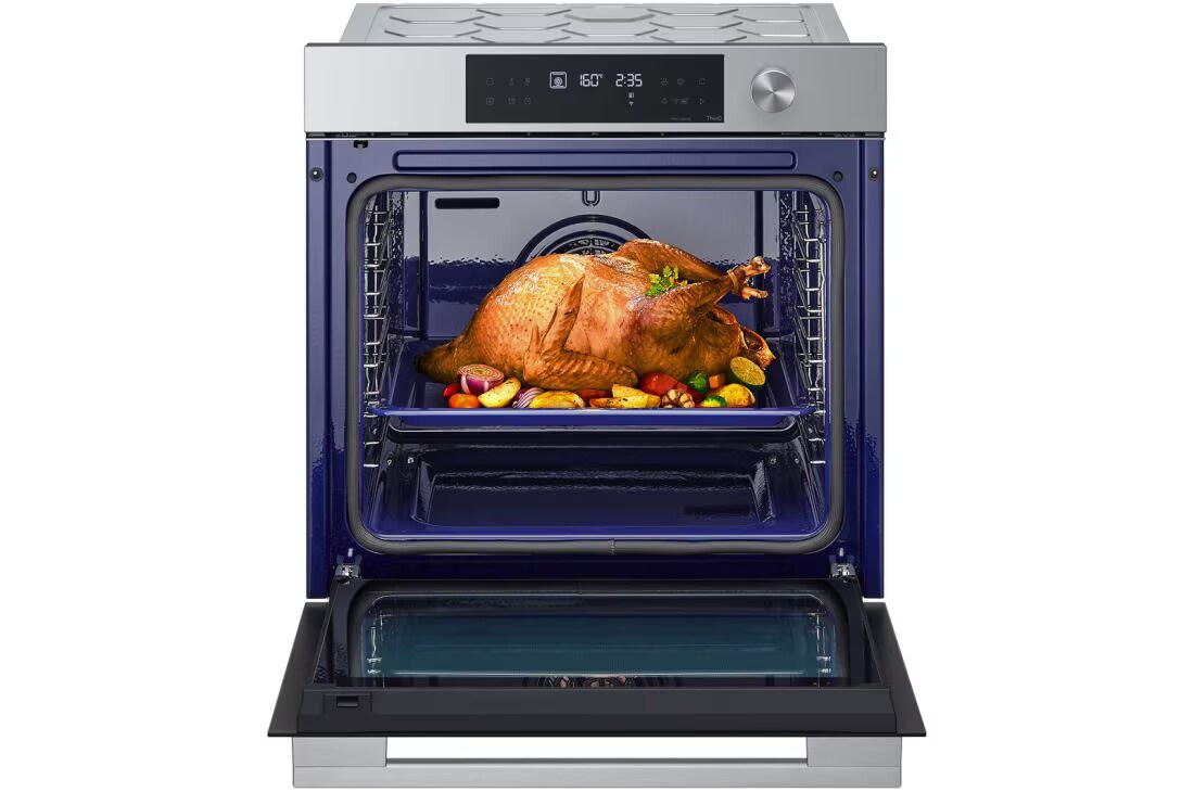 LG InstaView™ фурна за вграждане, EasyClean™ и ThinQ™ технология, 76L капацитет, LG фурна за вграждане, изглед отгоре и отпред, с отворена врата, съдържаща зеленчуци и цяло пиле, с капацитет 76 литра., WSED7612S, thumbnail 4