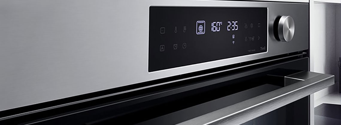 Близък план на фурна за вграждане LG от черна неръждаема стомана.