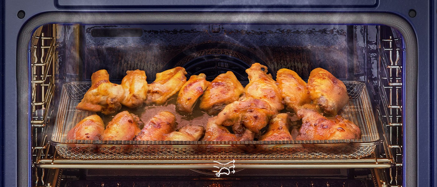 Пилешки крилца, приготвени с функцията Air Fry във фурната за вграждане LG.
