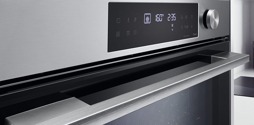 Близък план на фурна за вграждане LG от черна неръждаема стомана.